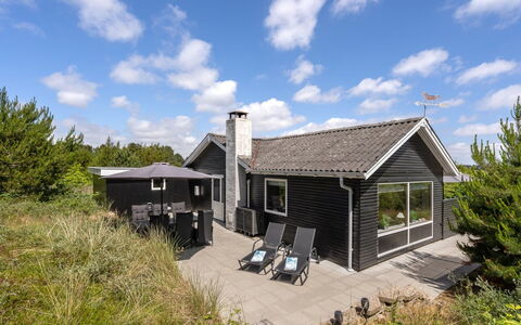 Halfdan - 1.1Km from the Sea: Bygning, Hus, Vindue, Hjem, Tag, Boligområde, Busk, Sommerhus, Land Lot