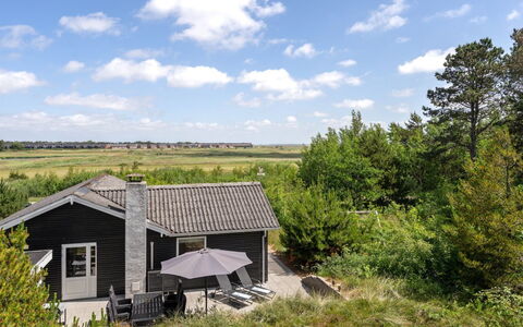 Halfdan - 1.1Km from the Sea: Bygning, Hus, Vindue, Hjem, Tag, Boligområde, Busk, Sommerhus, Land Lot