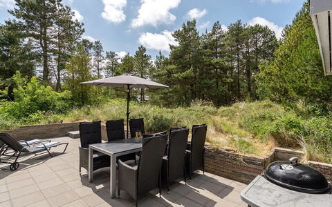 Halfdan - 1.1Km from the Sea: Bygning, Hus, Vindue, Hjem, Tag, Boligområde, Busk, Sommerhus, Land Lot