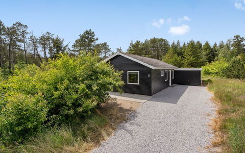 Halfdan - 1.1Km from the Sea: Bygning, Hus, Vindue, Hjem, Tag, Boligområde, Busk, Sommerhus, Land Lot