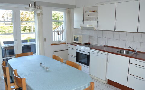 Ester - 2.3Km from the Sea: Møbel, Gulvbelægning, Etage, Træ, Køkken, Indretning, Countertop, Stol, Cabinetry, Trægulve