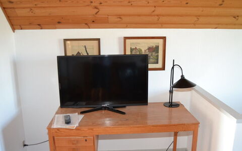 Ester - 2.3Km from the Sea: Møbel, Træ, Gulvbelægning, Elektronisk Apparat, Etage, Indretning, Television, Fjernsyn, Trægulve