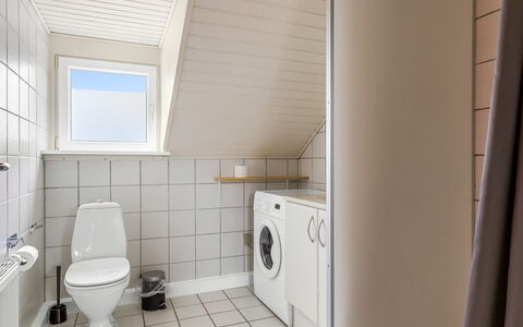 Fotij - 2.3Km from the Sea: Gulvbelægning, Etage, Træ, Indretning, Sanitærarmatur, Loft, Toilet, Værelse, Vvs, Badeværelse