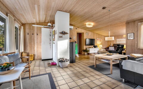 Maaria - 600M from the Sea: Træ, Hjem, Etage, Loft, Sommerhus, Værelse, Hårdttræ, Bejdse, Stue, Tømmer