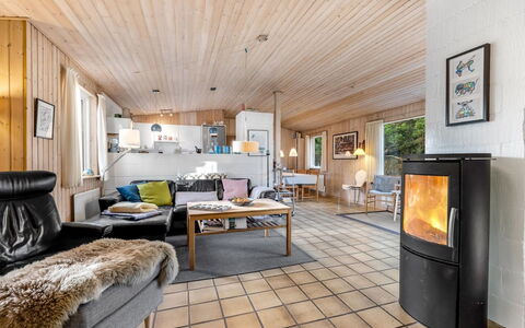 Maaria - 600M from the Sea: Møbel, Træ, Indretning, Gulvbelægning, Etage, Værelse, Stue, Loft, Couch, Bord