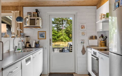 Maaria - 600M from the Sea: Køkken, Køkken Apparat, Større Bandage, Træ, Countertop, Gulvbelægning, Husholdningsapparat, Indretning, Køleskab, Møbel
