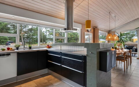 Birgita - 700M from the Sea: Countertop, Køkken, Gulvbelægning, Indretning, Træ, Loft, Cabinetry, Etage, Møbel, Køkken Apparat