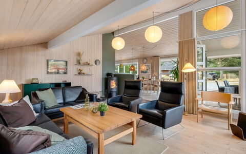 Birgita - 700M from the Sea: Møbel, Indretning, Gulvbelægning, Couch, Etage, Lysarmatur, Loft, Træ, Stue, Stol
