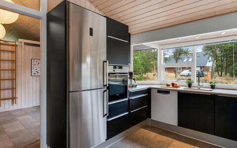 Birgita - 700M from the Sea: Køkken, Gulvbelægning, Countertop, Indretning, Køkken Apparat, Træ, Større Bandage, Loft, Etage, Cabinetry