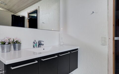 Birgita - 700M from the Sea: Sanitærarmatur, Håndvask, Indretning, Badeværelsesvask, Badeværelsesskab, Countertop, Tap, Gulvbelægning, Badeværelse, Cabinetry