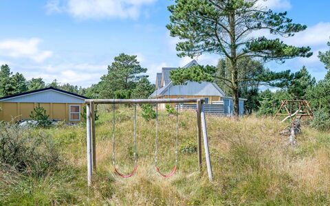 Birgita - 700M from the Sea: Møbel, Bord, Udendørs Møbler, Udendørs Bord, Stol, Bejdse, Skygge, Backyard, Sommerhus, Køkken & Spisebord