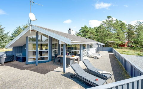Birgita - 700M from the Sea: Møbel, Bord, Udendørs Møbler, Udendørs Bord, Stol, Bejdse, Skygge, Backyard, Sommerhus, Køkken & Spisebord
