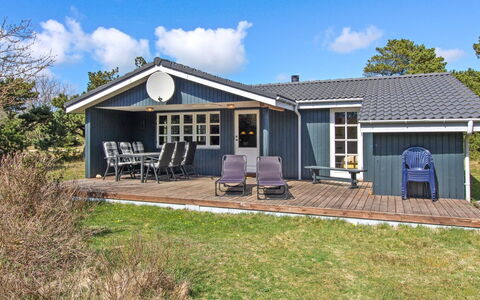 Marja - 1.3Km from the Sea: Træ, Tag, Arkitektur, Hjem, Hus, Sommerhus, Sidespor, Hårdttræ, Hældning, Estate