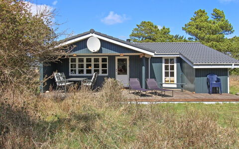 Marja - 1.3Km from the Sea: Træ, Tag, Arkitektur, Hjem, Hus, Sommerhus, Sidespor, Hårdttræ, Hældning, Estate