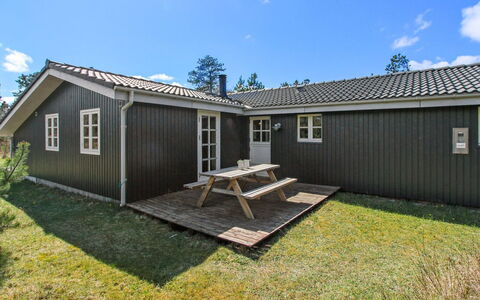 Marja - 1.3Km from the Sea: Træ, Tag, Arkitektur, Hjem, Hus, Sommerhus, Sidespor, Hårdttræ, Hældning, Estate