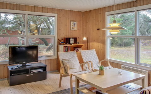 Dika - 1Km from the Sea: Møbel, Indretning, Gulvbelægning, Etage, Træ, Loft, Værelse, Stol, Trægulve, Bord