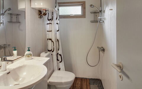 Dika - 1Km from the Sea: Badeværelse, Sanitærarmatur, Badeværelsesvask, Toiletbræt, Indretning, Håndvask, Toilet, Gulvbelægning, Etage, Tap