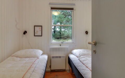Dika - 1Km from the Sea: Væg, Træ, Gulvbelægning, Etage, Soveværelse, Seng, Indretning, Bed Frame, Hjem, Sengetøj