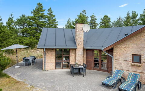 Thormar - 1.5Km from the Sea: Træ, Tag, Arkitektur, Hjem, Hus, Sommerhus, Sidespor, Hårdttræ, Hældning, Estate
