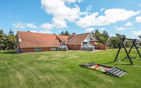 Swening - 2.1Km from the Sea: Græs, Hus, Land Lot, Hjem, Lawn, Sommerhus, Estate, Stuehus, Have, Skygge