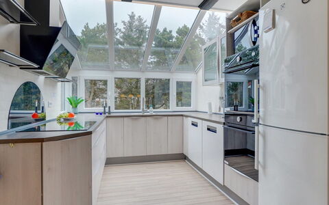 Swening - 2.1Km from the Sea: Køkken, Indretning, Træ, Countertop, Køkken Apparat, Loft, Gulvbelægning, Større Bandage, Hjem, Belysning