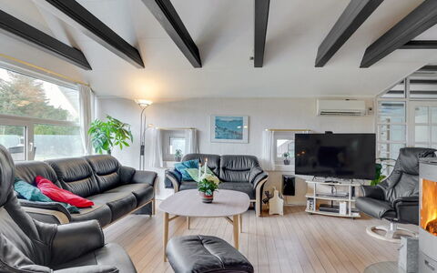 Swening - 2.1Km from the Sea: Møbel, Indretning, Couch, Loft, Gulvbelægning, Stue, Etage, Værelse, Bord, Stol
