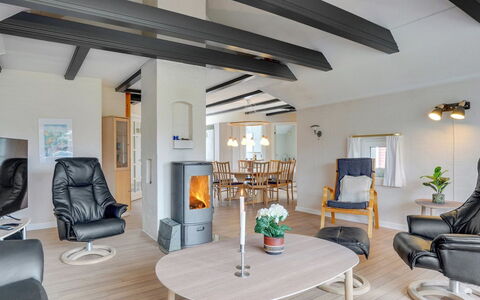 Swening - 2.1Km from the Sea: Møbel, Indretning, Gulvbelægning, Træ, Loft, Etage, Stol, Stue, Bord, Belysning