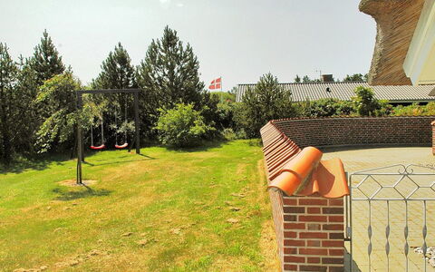 Carolin - 400M from the Sea: Græs, Hus, Tag, Hjem, Sommerhus, Busk, Land Lot, Landdistrikt, Stuehus, Bunddække