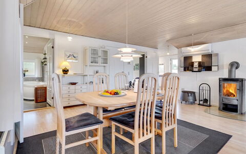 Carolin - 400M from the Sea: Græs, Hus, Tag, Hjem, Sommerhus, Busk, Land Lot, Landdistrikt, Stuehus, Bunddække