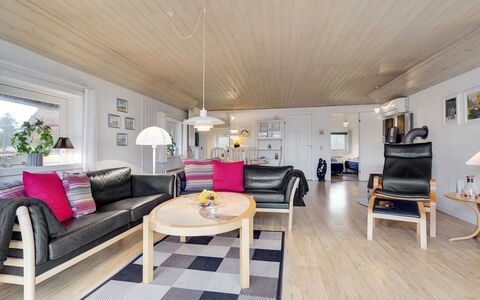 Carolin - 400M from the Sea: Græs, Hus, Tag, Hjem, Sommerhus, Busk, Land Lot, Landdistrikt, Stuehus, Bunddække