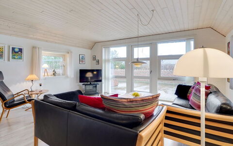 Carolin - 400M from the Sea: Græs, Hus, Tag, Hjem, Sommerhus, Busk, Land Lot, Landdistrikt, Stuehus, Bunddække