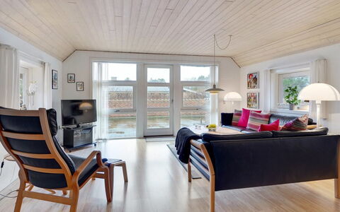 Carolin - 400M from the Sea: Græs, Hus, Tag, Hjem, Sommerhus, Busk, Land Lot, Landdistrikt, Stuehus, Bunddække