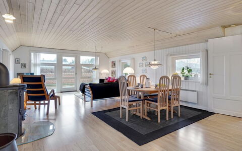 Carolin - 400M from the Sea: Græs, Hus, Tag, Hjem, Sommerhus, Busk, Land Lot, Landdistrikt, Stuehus, Bunddække