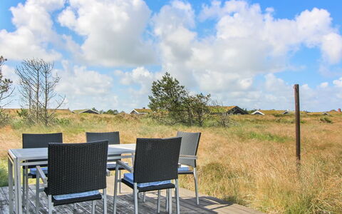 Edyta - 400M from the Sea: Møbel, Bord, Udendørs Møbler, Udendørs Bord, Stol, Bejdse, Skygge, Backyard, Sommerhus, Køkken & Spisebord