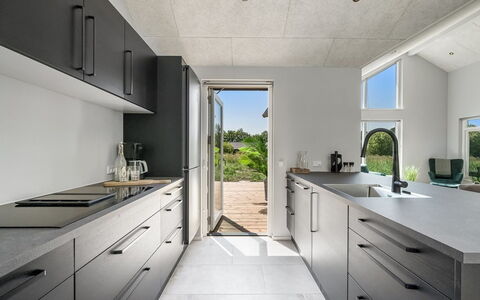 Måns - 500M to the Fjord: Køkken, Countertop, Gulvbelægning, Køkken Apparat, Indretning, Møbel, Cabinetry, Etage, Større Bandage, Husholdningsapparat