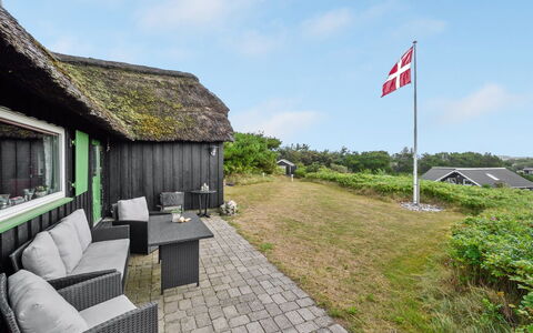 Annika - from the Sea: Hus, Hjem, Tag, Sommerhus, Busk, Sidespor, Dør, Have, Stuehus