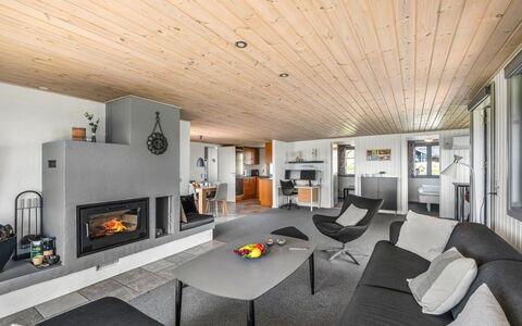 Anetta - 200M from the Sea: Møbel, Indretning, Gulvbelægning, Loft, Træ, Etage, Couch, Stue, Værelse, Belysning