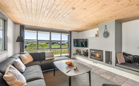 Anetta - 200M from the Sea: Indretning, Gulvbelægning, Loft, Træ, Møbel, Etage, Belysning, Værelse, Stue, Bord