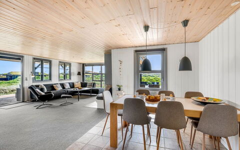 Anetta - 200M from the Sea: Indretning, Møbel, Gulvbelægning, Træ, Loft, Etage, Bord, Køkken & Spisebord, Spisestue, Trægulve