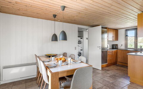 Anetta - 200M from the Sea: Indretning, Gulvbelægning, Træ, Loft, Etage, Køkken, Møbel, Countertop, Værelse, Cabinetry