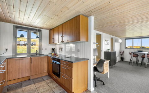 Anetta - 200M from the Sea: Træ, Loft, Gulvbelægning, Køkken, Cabinetry, Indretning, Etage, Countertop, Møbel, Værelse