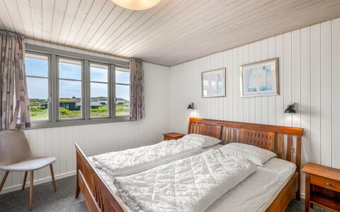 Anetta - 200M from the Sea: Vindue, Soveværelse, Seng, Hjem, Hus, Bed Frame, Sengetøj, Sengetøj, Skydevindue, Hårdttræ