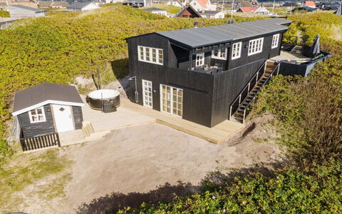 Ayu - 100M from the Sea: Sommerhus, Skur, Hytte, Stuehus, Prærie, Hytte, Lade, Bjælkehytte, Garden Bygninger
