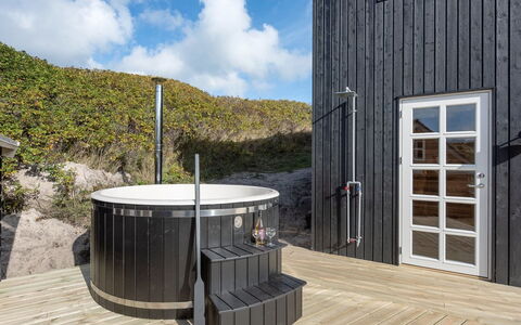 Ayu - 100M from the Sea: Hjem, Tag, Hus, Dør, Sommerhus, Skygge, Have, Bunddække, Veranda, Gård