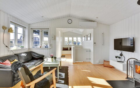 Ayu - 100M from the Sea: Hjem, Tag, Hus, Dør, Sommerhus, Skygge, Have, Bunddække, Veranda, Gård