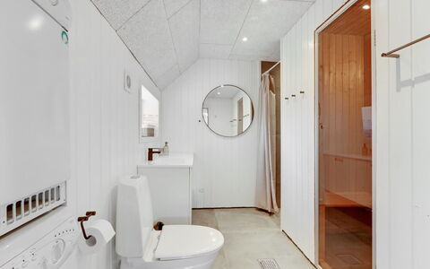 Giesela - 975M from the Sea: Gulvbelægning, Væg, Etage, Sanitærarmatur, Træ, Indretning, Loft, Badeværelse, Lysarmatur, Håndvask