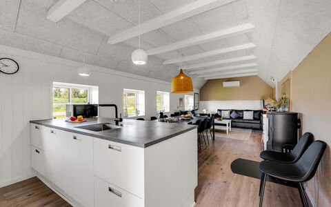 Giesela - 975M from the Sea: Køkken, Gulvbelægning, Loft, Indretning, Countertop, Etage, Møbel, Cabinetry, Hjem, Lysarmatur