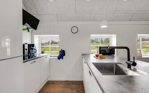 Giesela - 975M from the Sea: Køkken, Countertop, Sanitærarmatur, Tap, Håndvask, Hårdttræ, Cabinetry, Køkkenvask, Lysarmatur, Trægulve