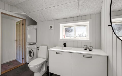 Giesela - 975M from the Sea: Træ, Sanitærarmatur, Gulvbelægning, Etage, Håndvask, Loft, Vvs, Tap, Badeværelse, Design