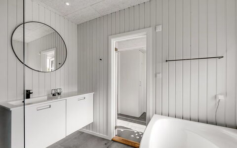 Giesela - 975M from the Sea: Gulvbelægning, Væg, Sanitærarmatur, Etage, Træ, Indretning, Badeværelse, Vvs, Loft, Tap